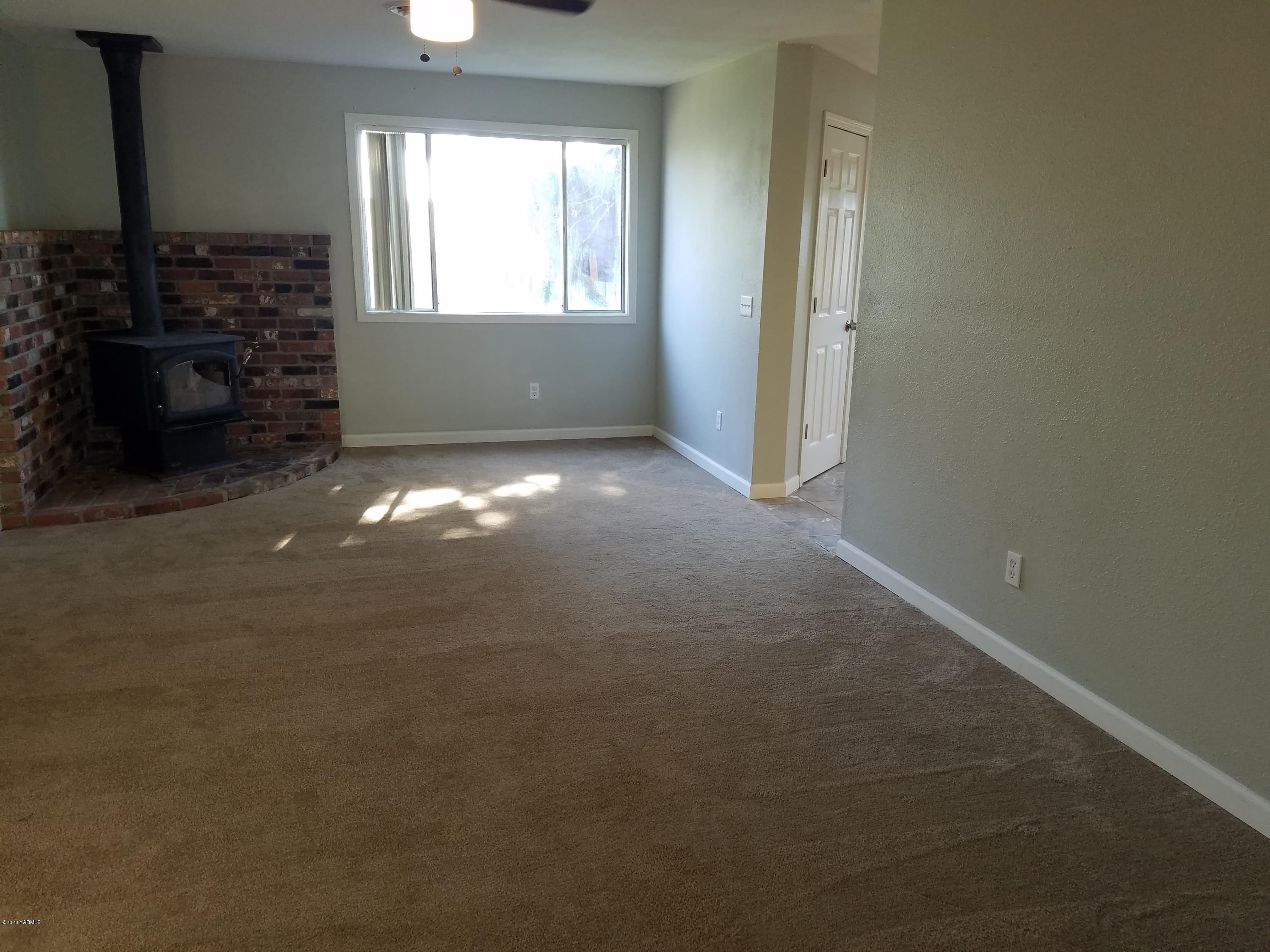 1814 Beacon Road Grandview, WA 98930 - Photo 7 of 23 120195857_854261425107679_79106676924709
