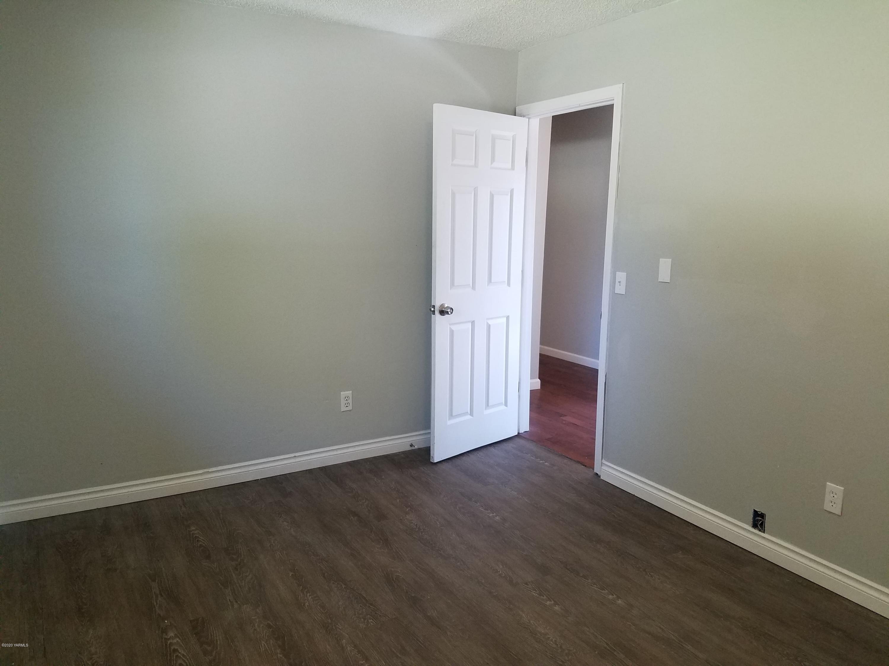 1814 Beacon Road Grandview, WA 98930 - Photo 9 of 23 120291726_377646619924614_60938670962799
