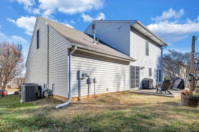 a view of a house with backyard