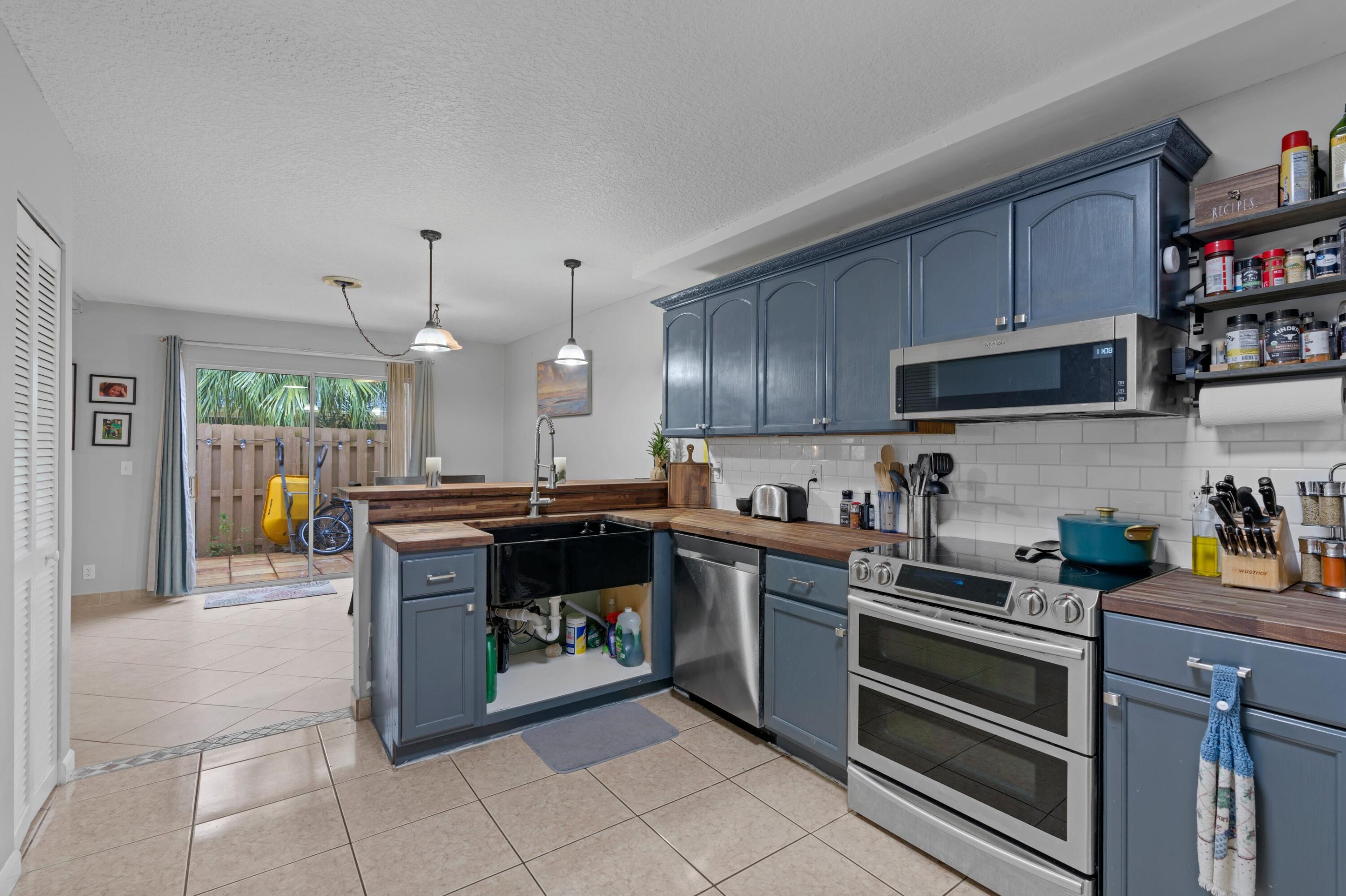302 Maplecrest Circle Jupiter, FL 33458 - Photo 11 of 33 DSC09303.jpg-SMALL