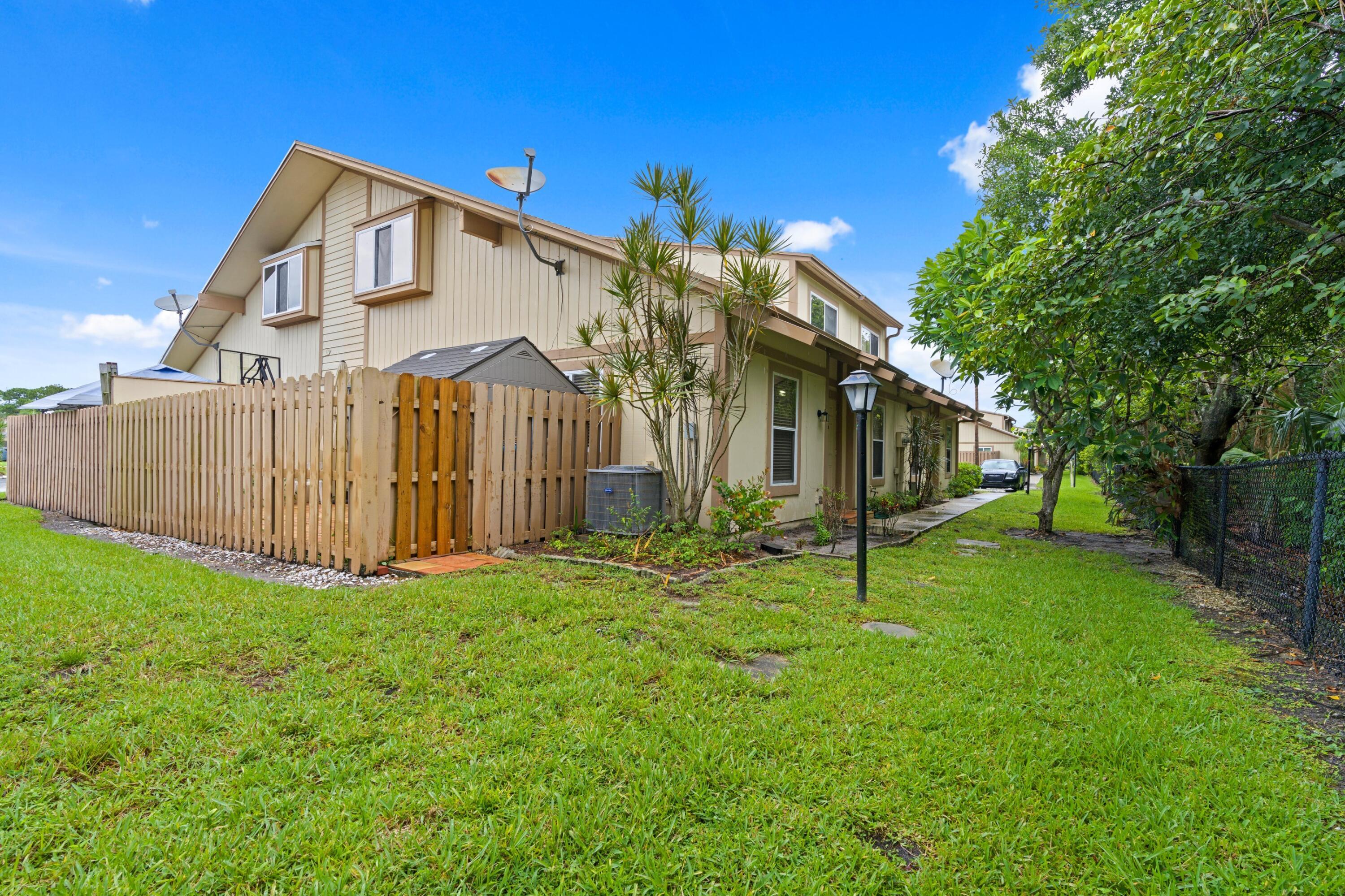 302 Maplecrest Circle Jupiter, FL 33458 - Photo 24 of 33 DSC09366.jpg-SMALL