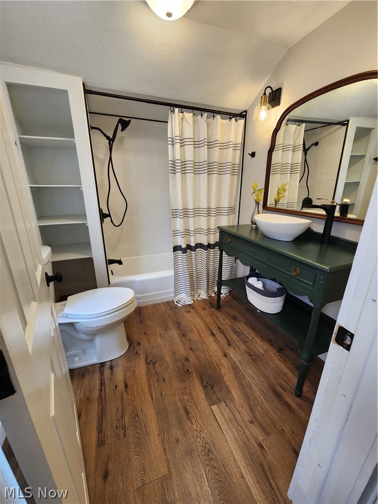 698 Patterson Avenue Akron, OH 44310 - Photo 16 of 20 Upstairs bathroom with tub/shower combo