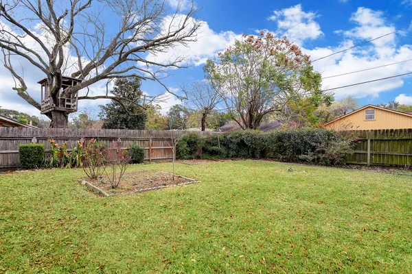 a view of a yard in front of a house