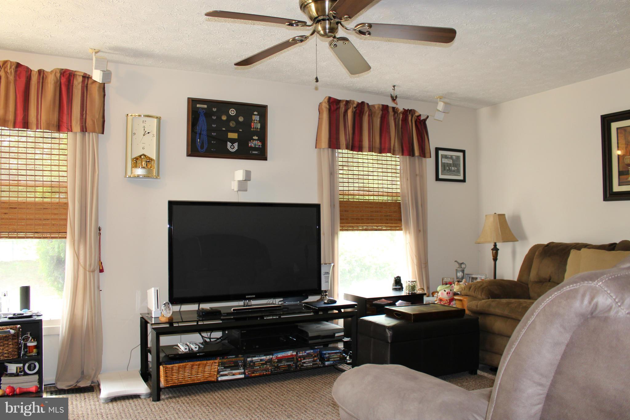8541 Summit Road Pasadena, MD 21122 - Photo 3 of 22 Living Room