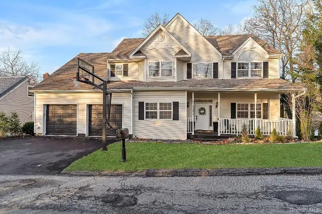 $1,299,999 | 33 Potters Lane, Halesite, NY 11743