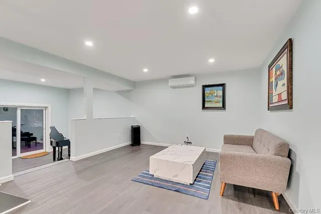 $1,299,999 | 33 Potters Lane, Halesite, NY 11743