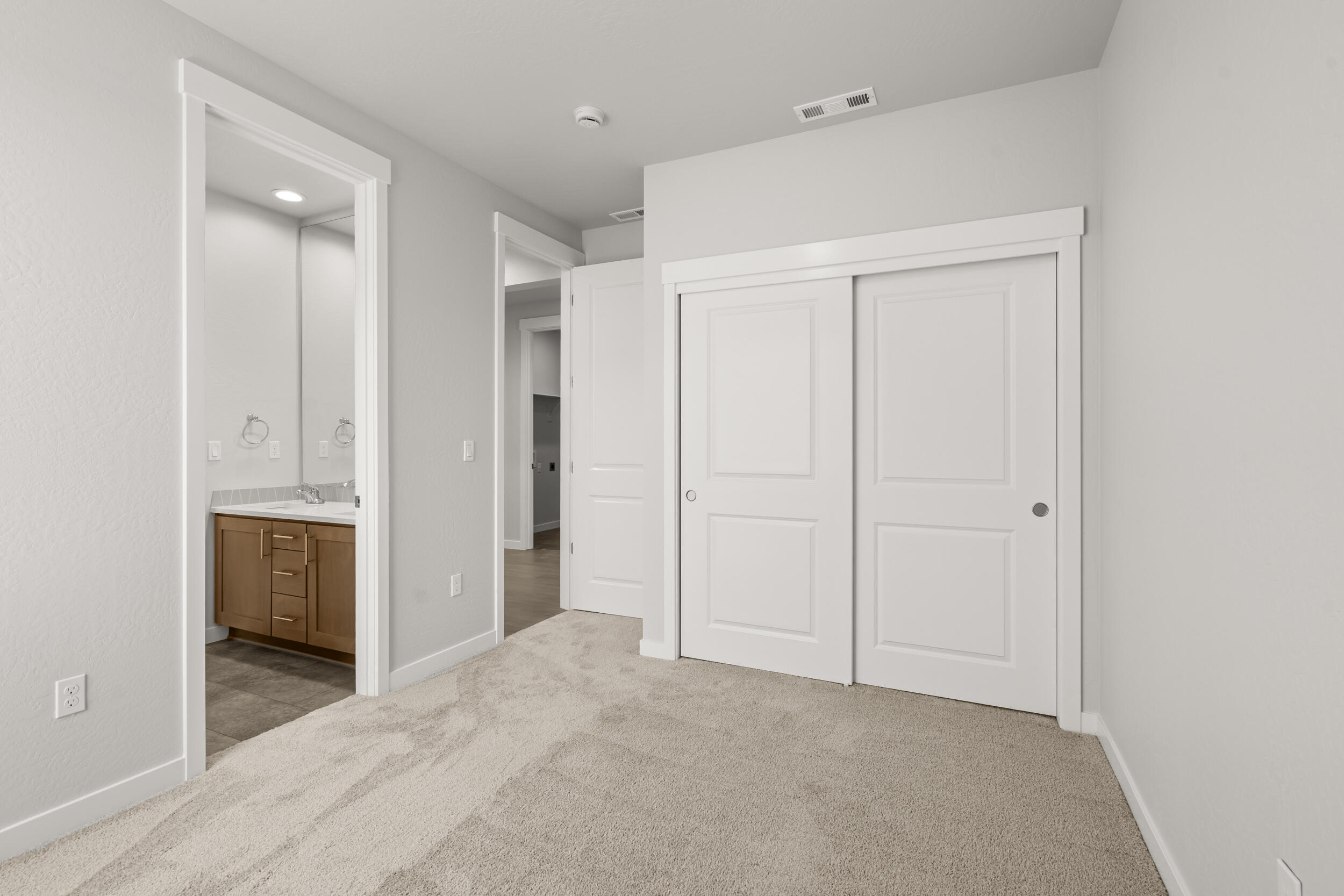 1141 Pumpkin Ridge, Unit 320 Eagle Point, OR 97524 - Photo 20 of 25 an empty room with closet and a bathroom