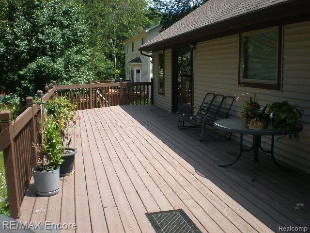 3135 Quick Road Holly, MI 48442 - Photo 22 of 25 ACCESS DECK FROM MSTR GR.JPG