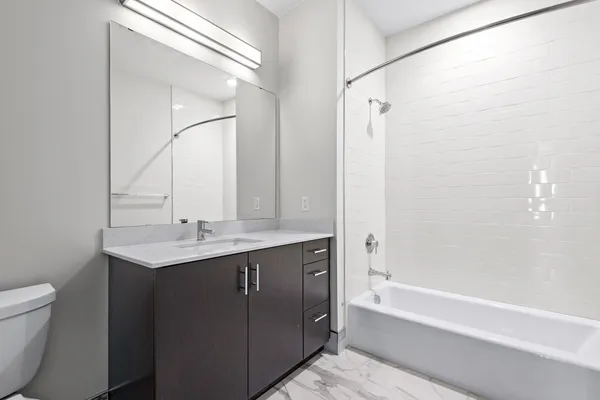 $2,185 | 555 Roger Williams Avenue, Unit 401, Highland Park, IL 60035