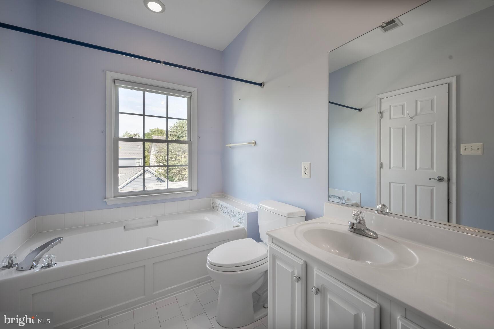 370 Hart Road Gaithersburg, MD 20878 - Photo 15 of 40 Primary bathroom with tub