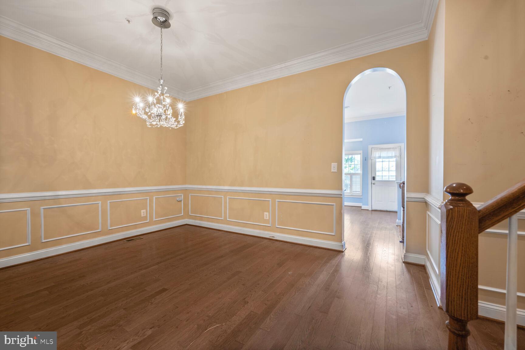 370 Hart Road Gaithersburg, MD 20878 - Photo 8 of 40 Arched entryway into kitchen off dining room