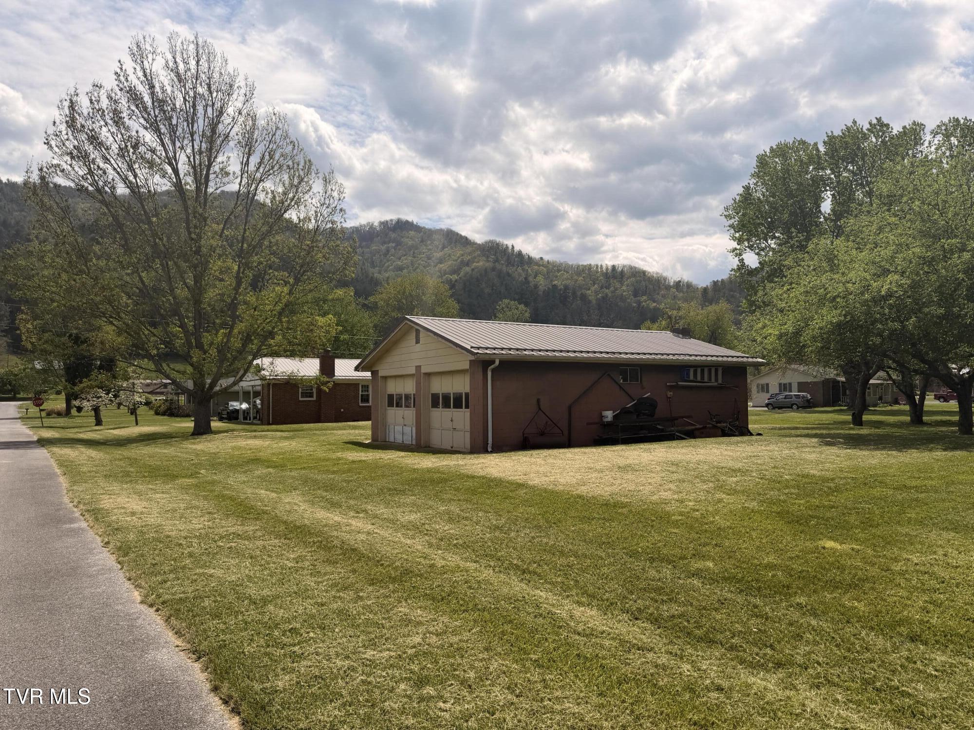 202 Bowman Road Erwin, TN 37650 - Photo 3 of 14 IMG_0218