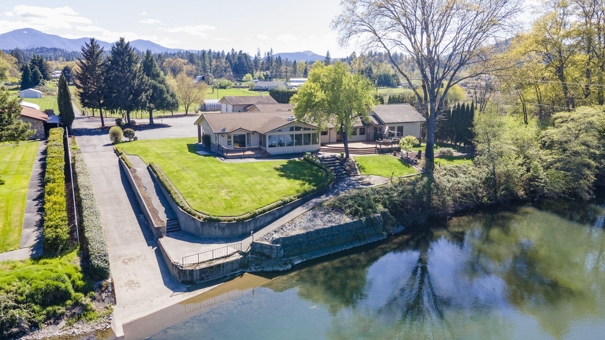 4780 Leonard Road Grants Pass, OR 97527 - Photo 59 of 60 190' Riverfront with boat ramp.