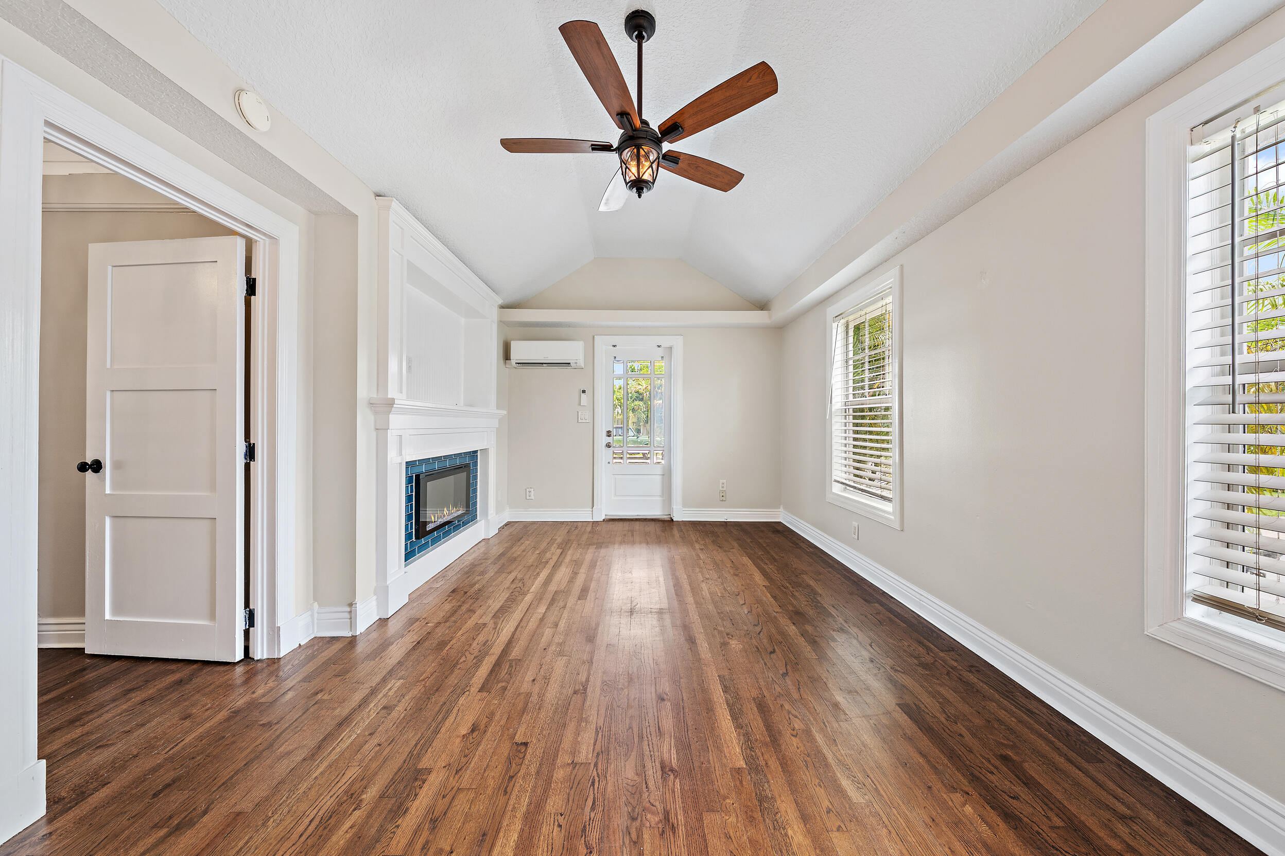 200 East 24th Street Riviera Beach, FL 33404 - Photo 8 of 22 Living Room