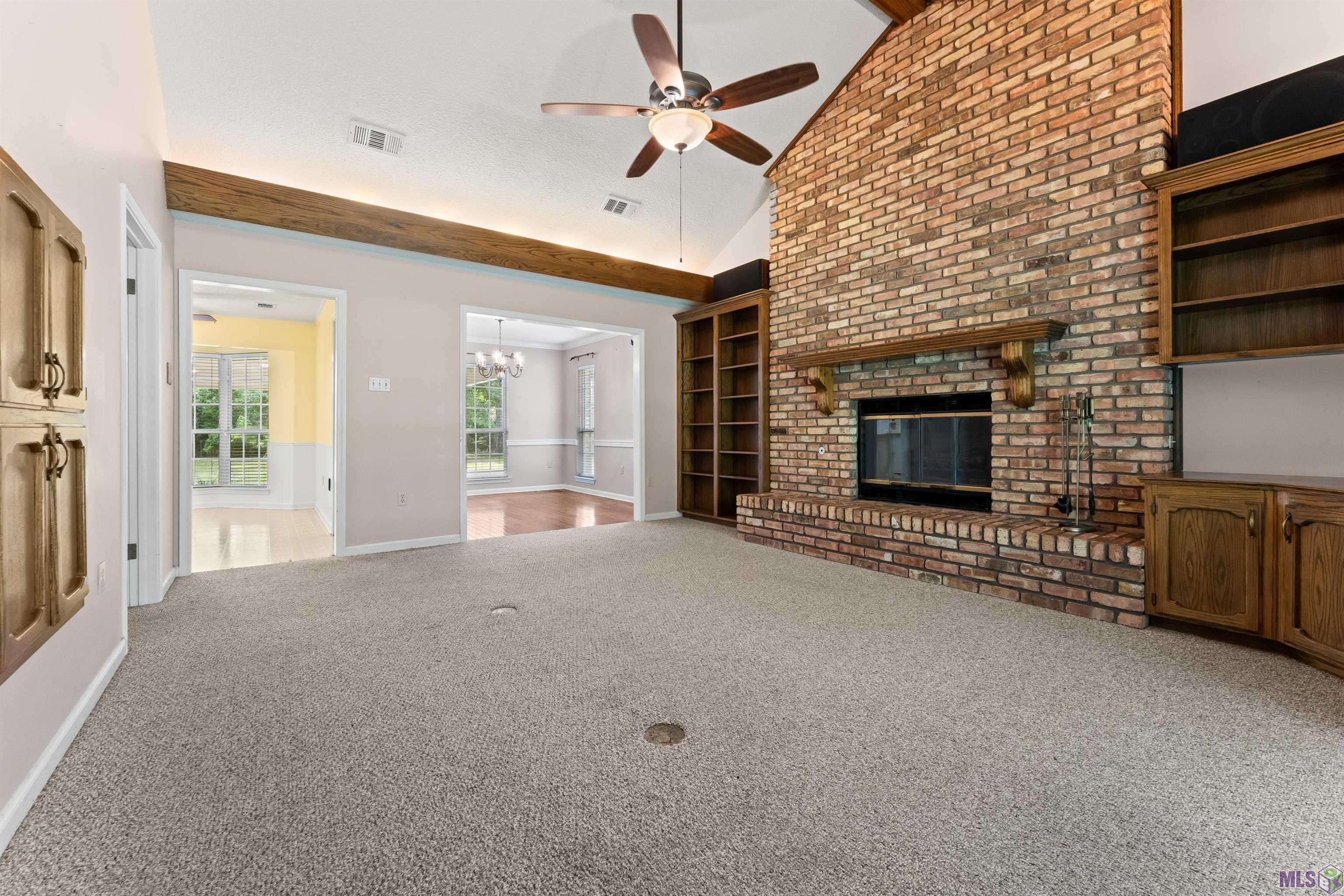 15035 Crystal Drive Pride, LA 70770 - Photo 9 of 25 Living Room