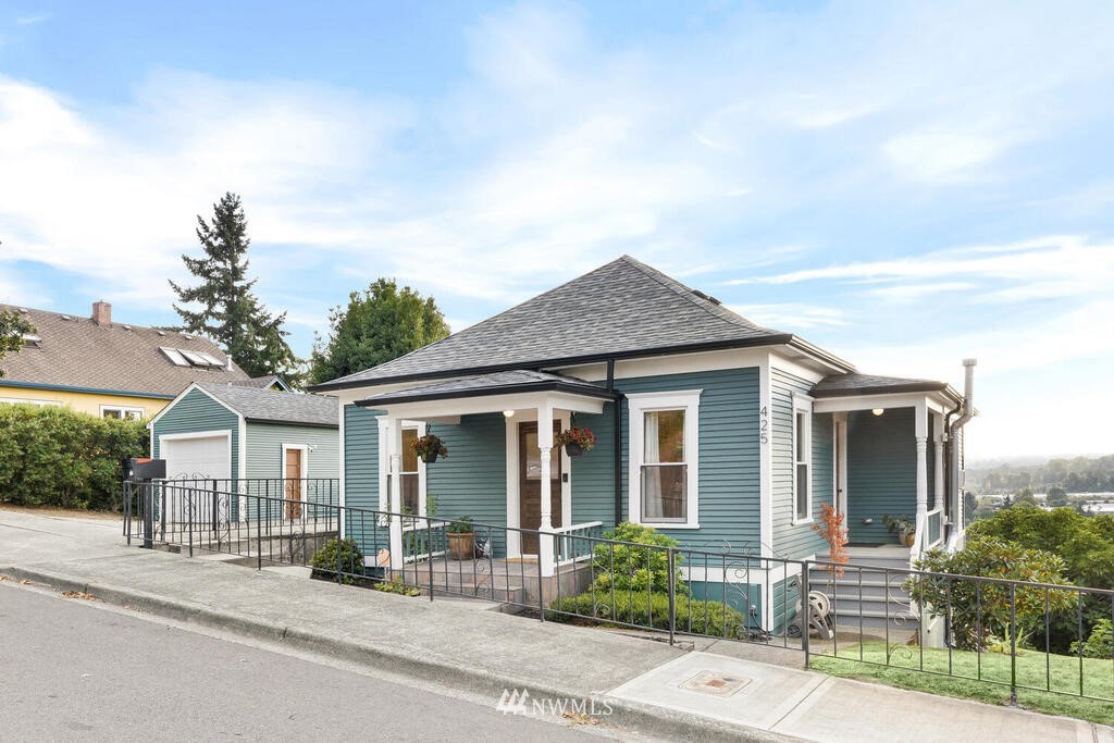 425 Cedar Avenue South Renton, WA 98057 - Photo 2 of 30