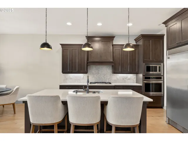 $715,000 | 101 West 15th Circle, La Center, WA 98629