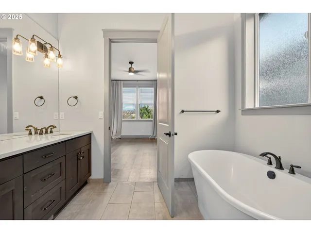 $715,000 | 101 West 15th Circle, La Center, WA 98629