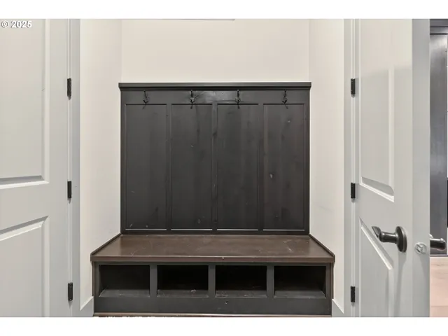 $715,000 | 101 West 15th Circle, La Center, WA 98629