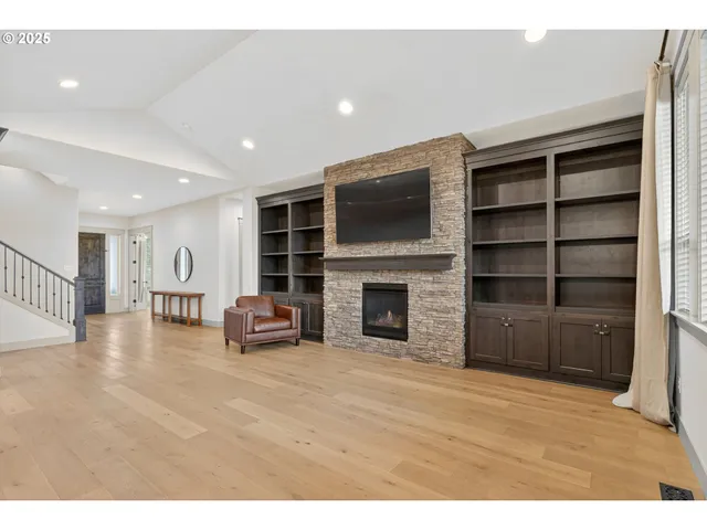 $715,000 | 101 West 15th Circle, La Center, WA 98629