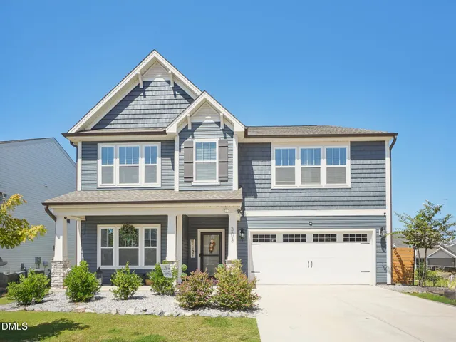 a view of a yard in front of house