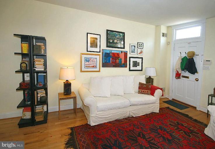 727 4th Street Northeast Washington, DC 20002 - Photo 3 of 22 Living Room
