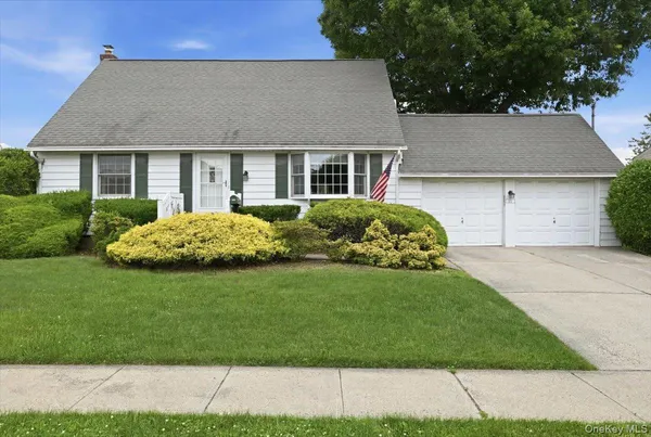 $699,000 | 207 Sullivan Avenue, Farmingdale, NY 11735