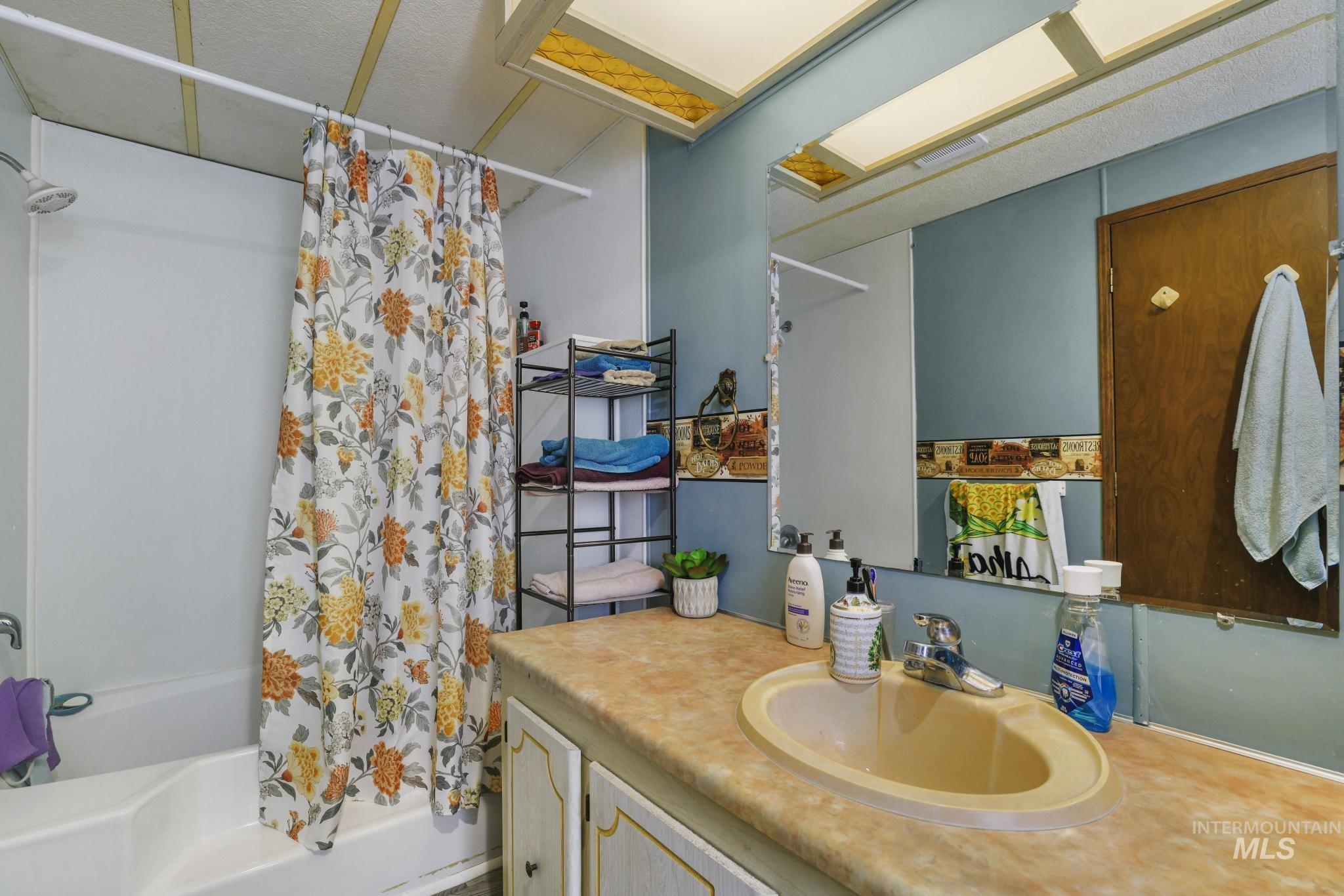 1625 Maple Street, Unit 20 Buhl, ID 83316 - Photo 10 of 17 Bathroom with shower / bath combo and vanity