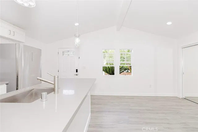 $1,950 | 20534 1/2 Miranda Place, Woodland Hills, CA 91367