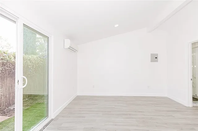 $1,950 | 20534 1/2 Miranda Place, Woodland Hills, CA 91367