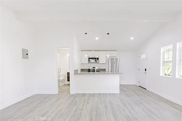 $1,950 | 20534 1/2 Miranda Place, Woodland Hills, CA 91367