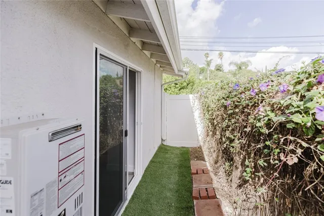 $1,950 | 20534 1/2 Miranda Place, Woodland Hills, CA 91367