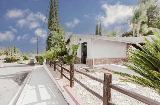 $1,950 | 20534 1/2 Miranda Place, Woodland Hills, CA 91367