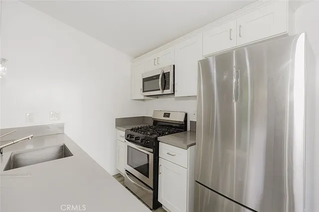 $1,950 | 20534 1/2 Miranda Place, Woodland Hills, CA 91367