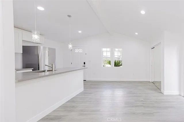 $1,950 | 20534 1/2 Miranda Place, Woodland Hills, CA 91367