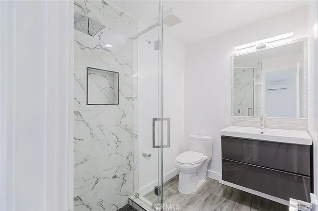 $1,950 | 20534 1/2 Miranda Place, Woodland Hills, CA 91367