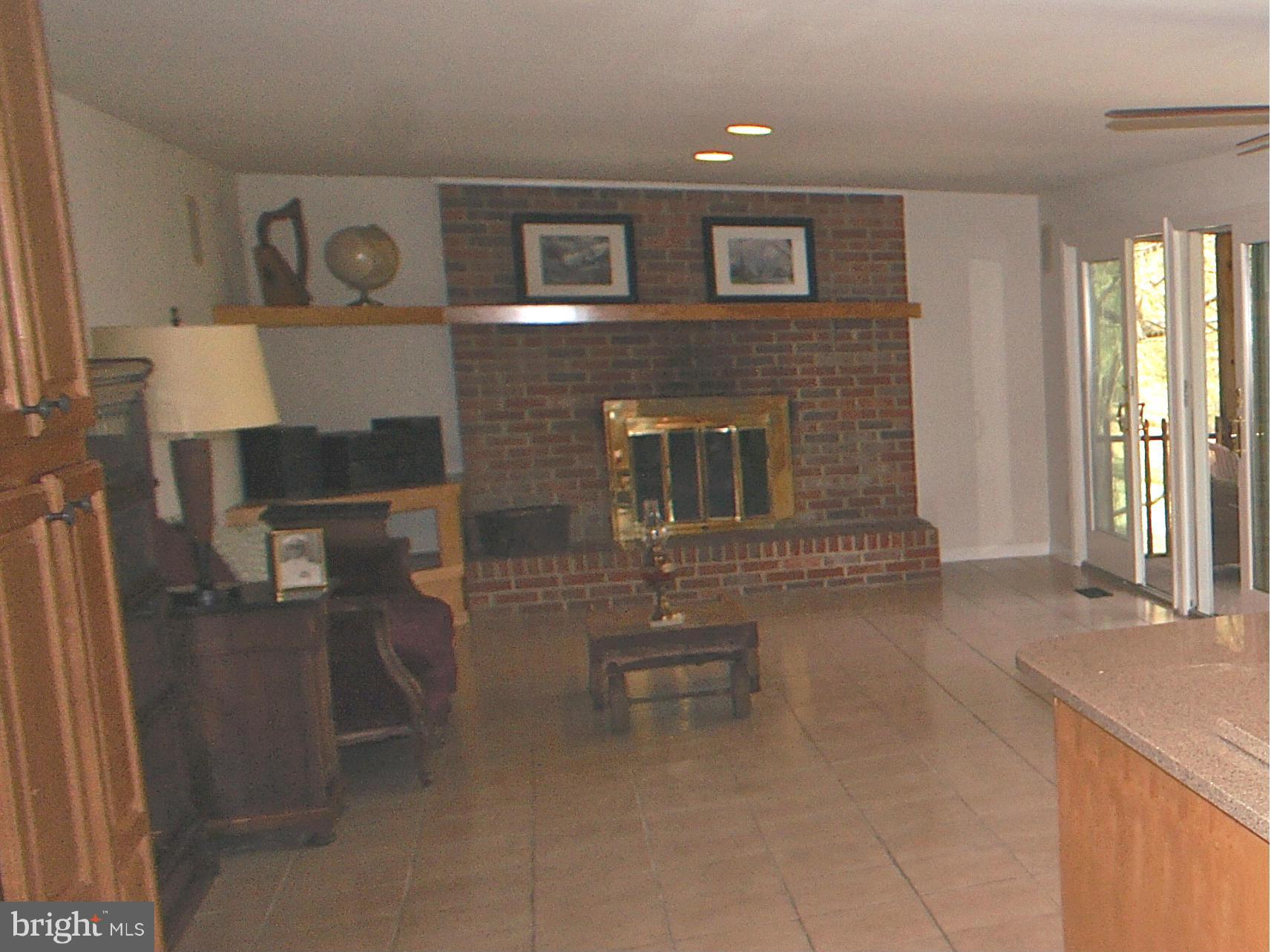20800 Bell Bluff Road Gaithersburg, MD 20882 - Photo 13 of 15 Living Room