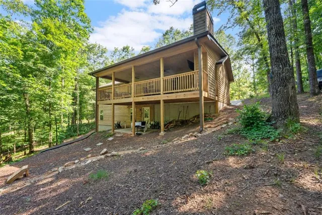 a view of a house with backyard