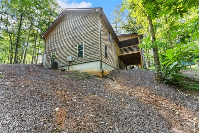 a view of a house with backyard