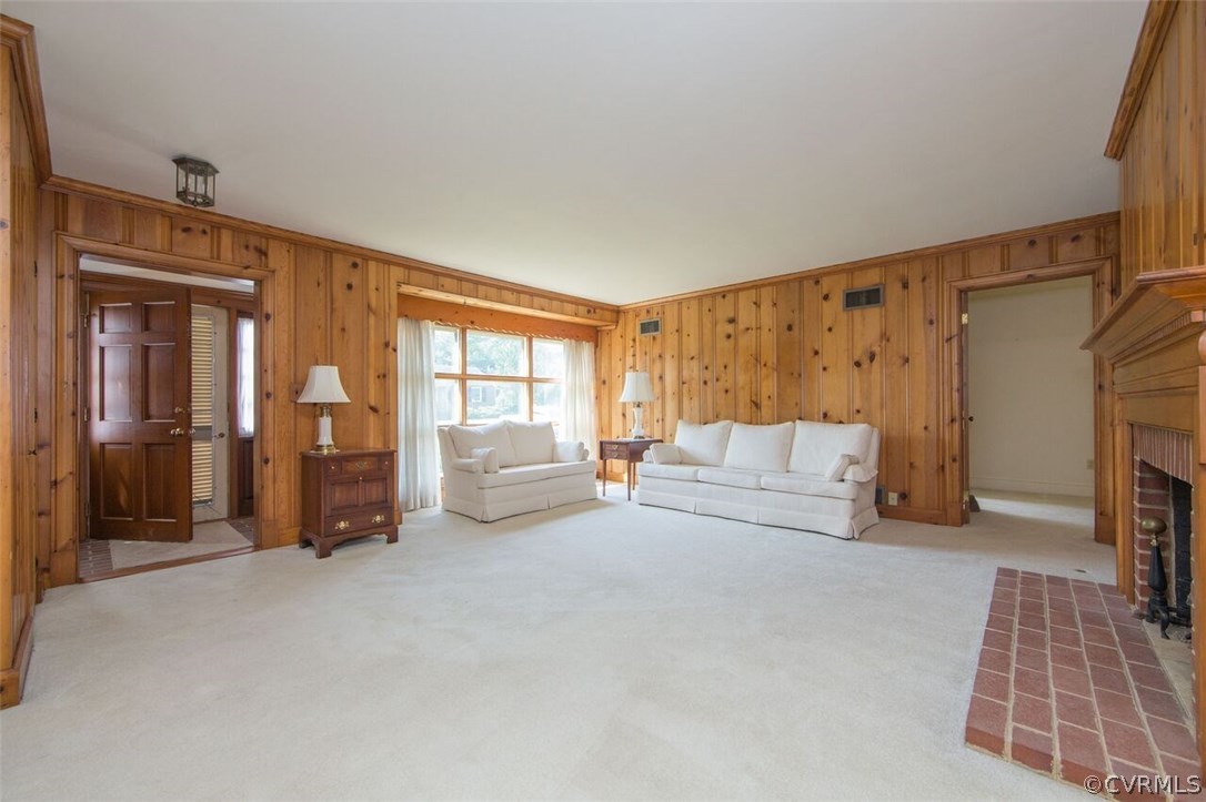 815 Northampton Road Petersburg, VA 23805 - Photo 4 of 20 Living room with large closet when entering on the