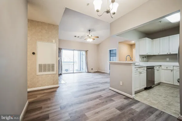 $2,200 | 20281 Beechwood Terrace, Unit 302, Ashburn, VA 20147