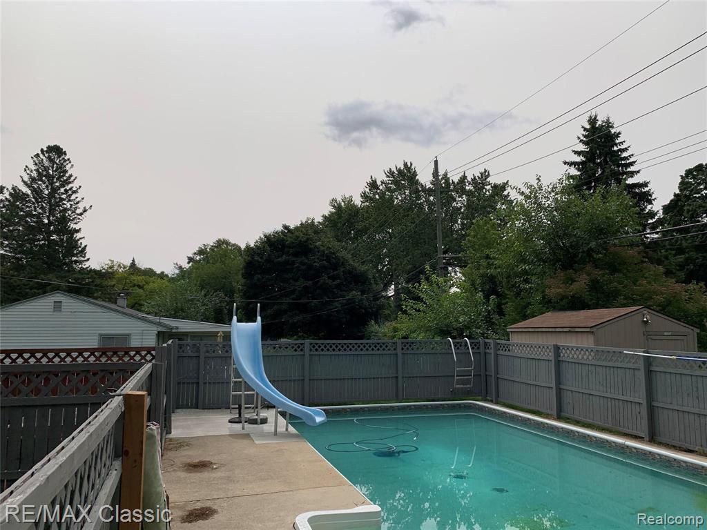 981 North Commerce Road Commerce Township, MI 48382 - Photo 4 of 16