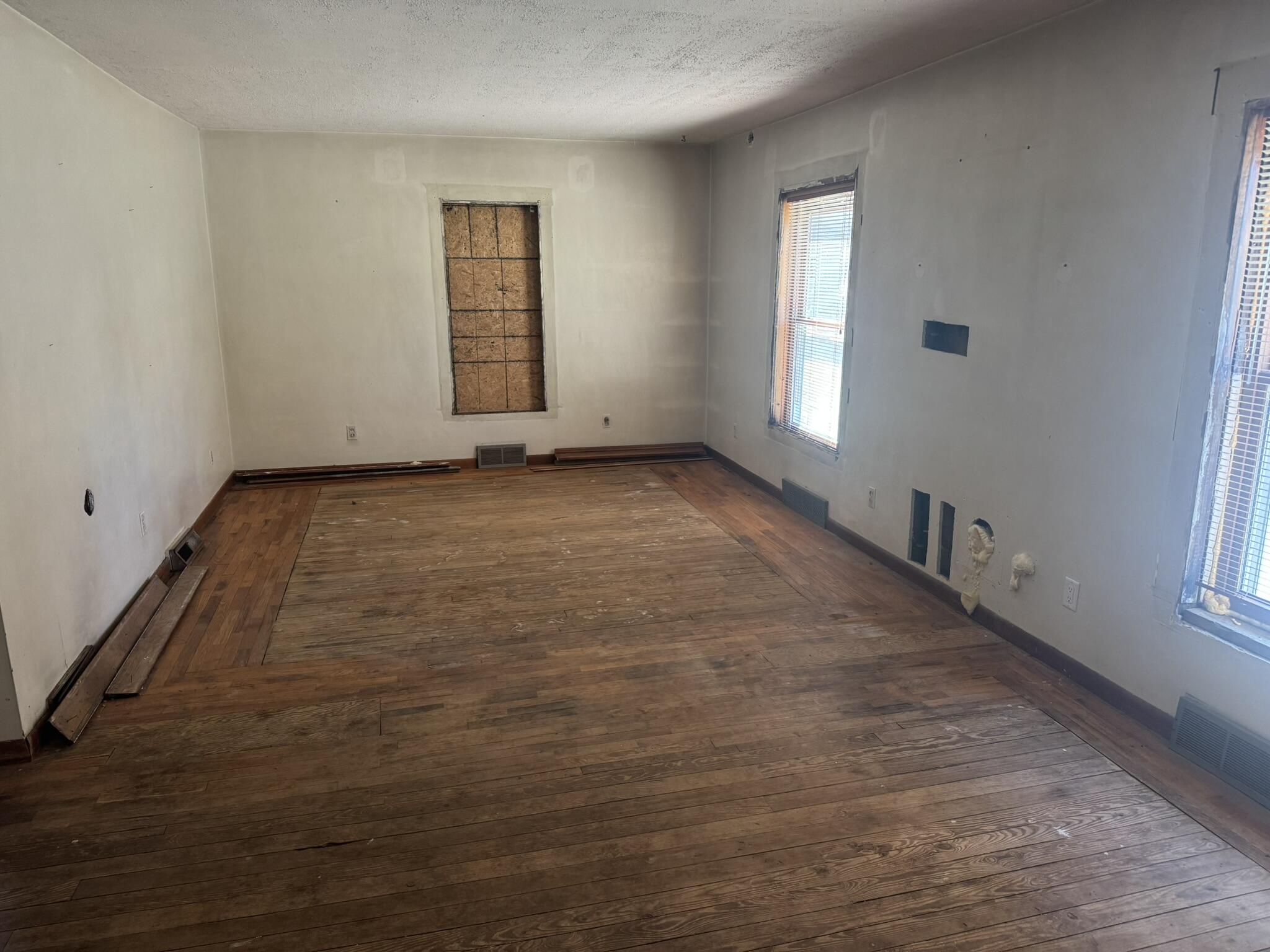 2205 Cooper Street Jackson, MI 49201 - Photo 4 of 16 IMG_7644