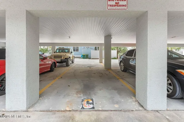 a view of livingroom with furniture