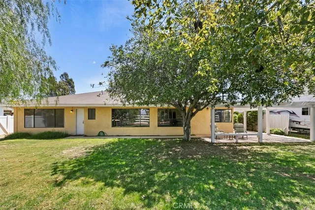 a view of a house with backyard