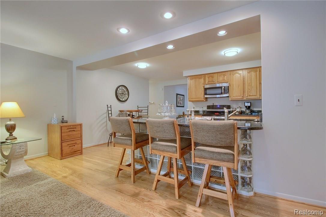 5180 Westview Road Clarkston, MI 48346 - Photo 6 of 32 Breakfast_Bar.jpg
