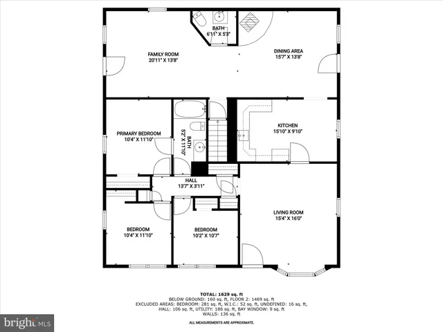 a black and white photo of a black and white photo