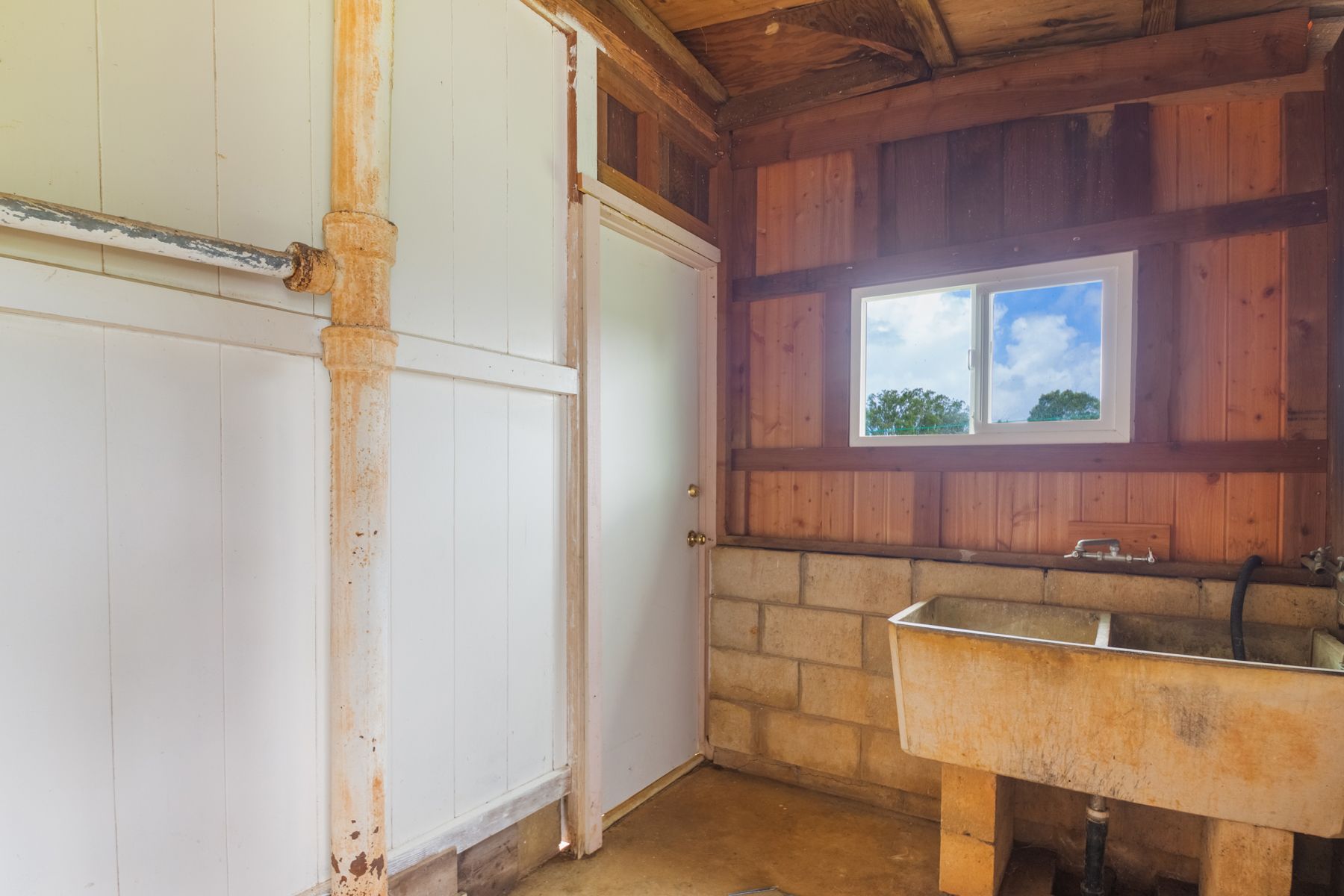 6151 Kawaihau Road Kapaa, HI 96746 - Photo 28 of 30 a bathroom with a sink and a bathtub