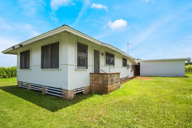 a view of a house with backyard
