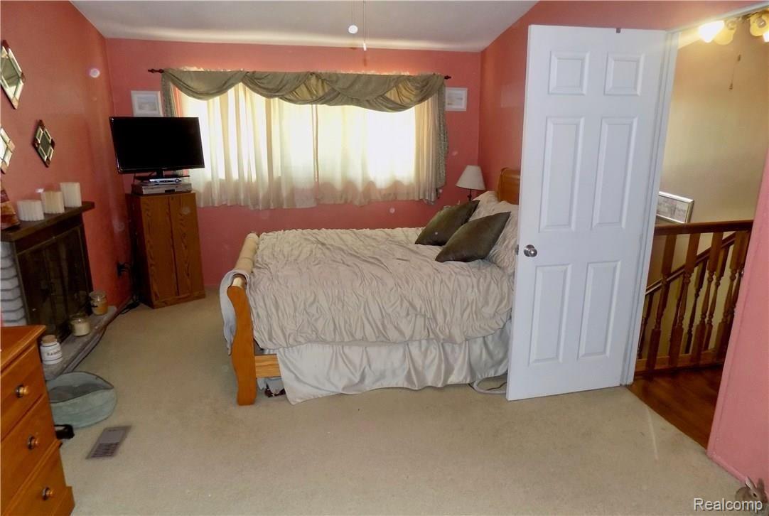 1817 Middle Trail Road Walled Lake, MI 48390 - Photo 19 of 28 NICE SIZED MASTER BEDROOM